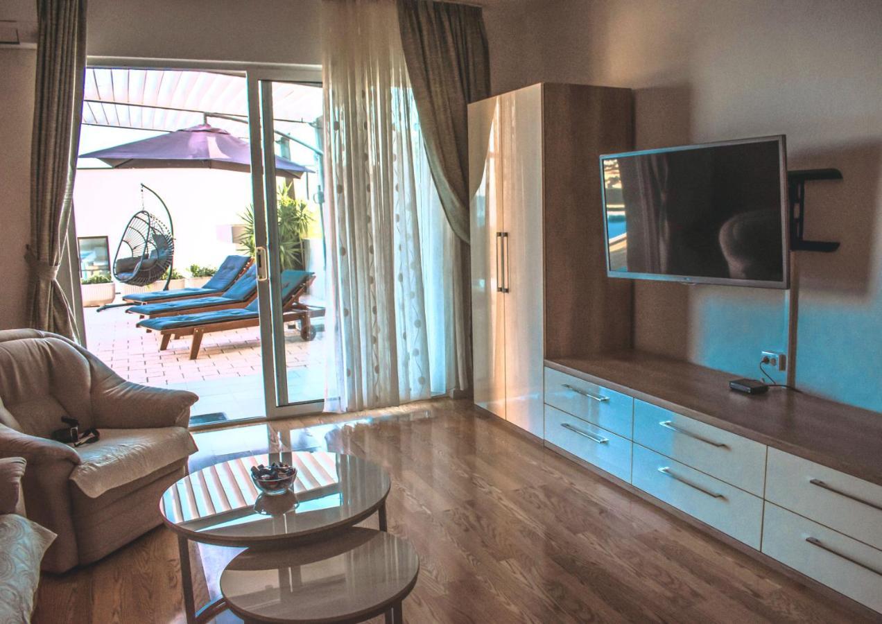 Apartment With Private Pool "Patricia" Makarska Exterior photo