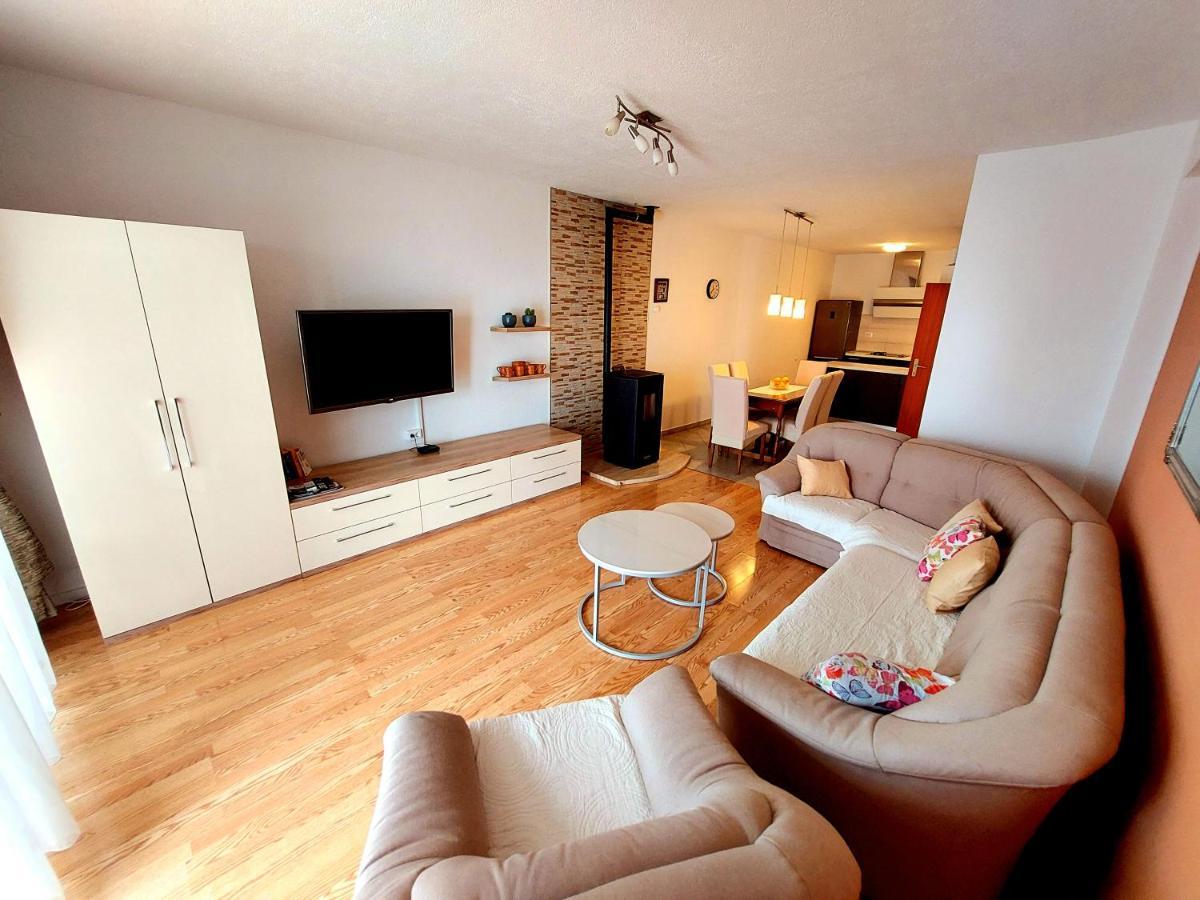 Apartment With Private Pool "Patricia" Makarska Exterior photo